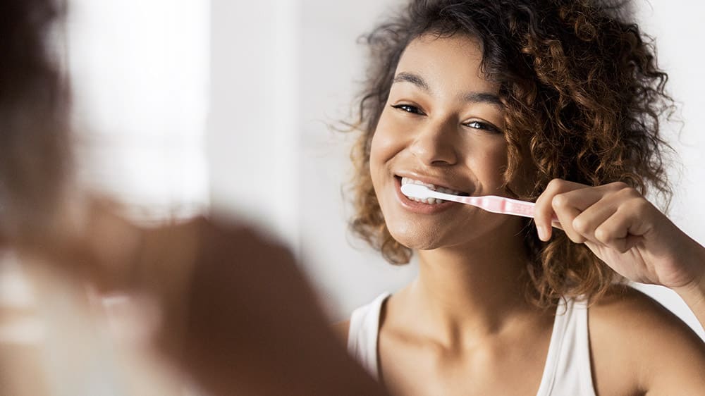 Puss tennene minst to ganger om dagen eller som anvist fra din tannlege.